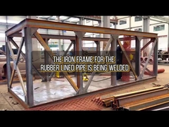 Kerangka baja pipa berlapis karet untuk ekspor sedang dilas